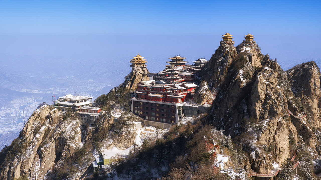 地标打卡_老君山金顶道观群雪景