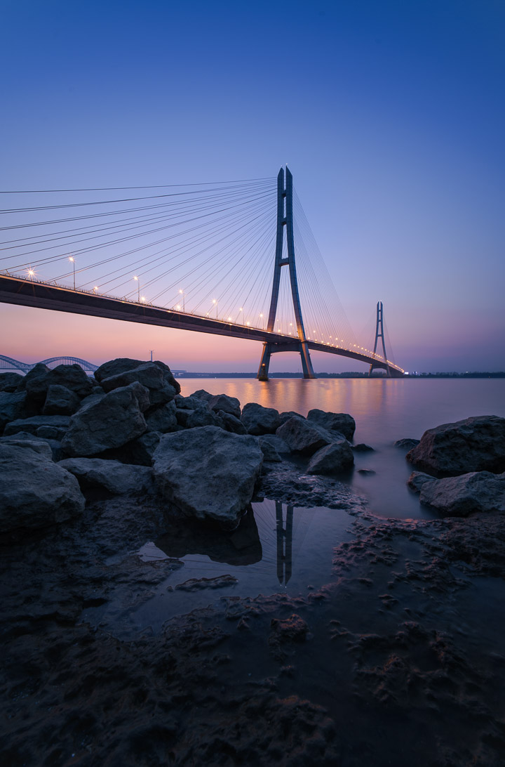 城市风光_三桥蓝调水潭倒影