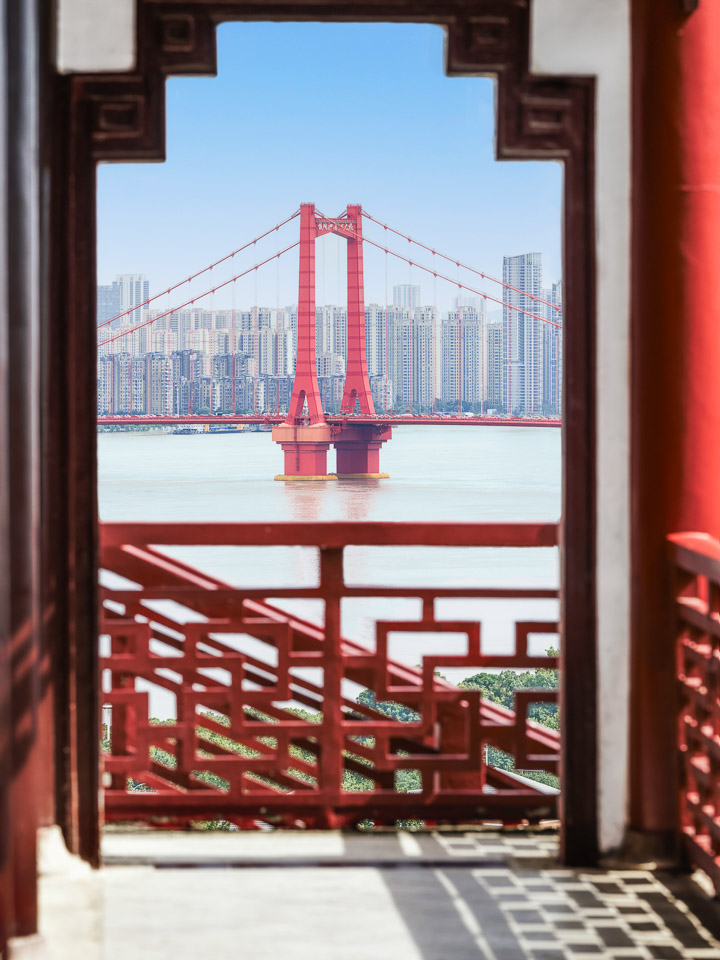 城市风光_龟山蝴蝶泉远眺鹦鹉洲大桥