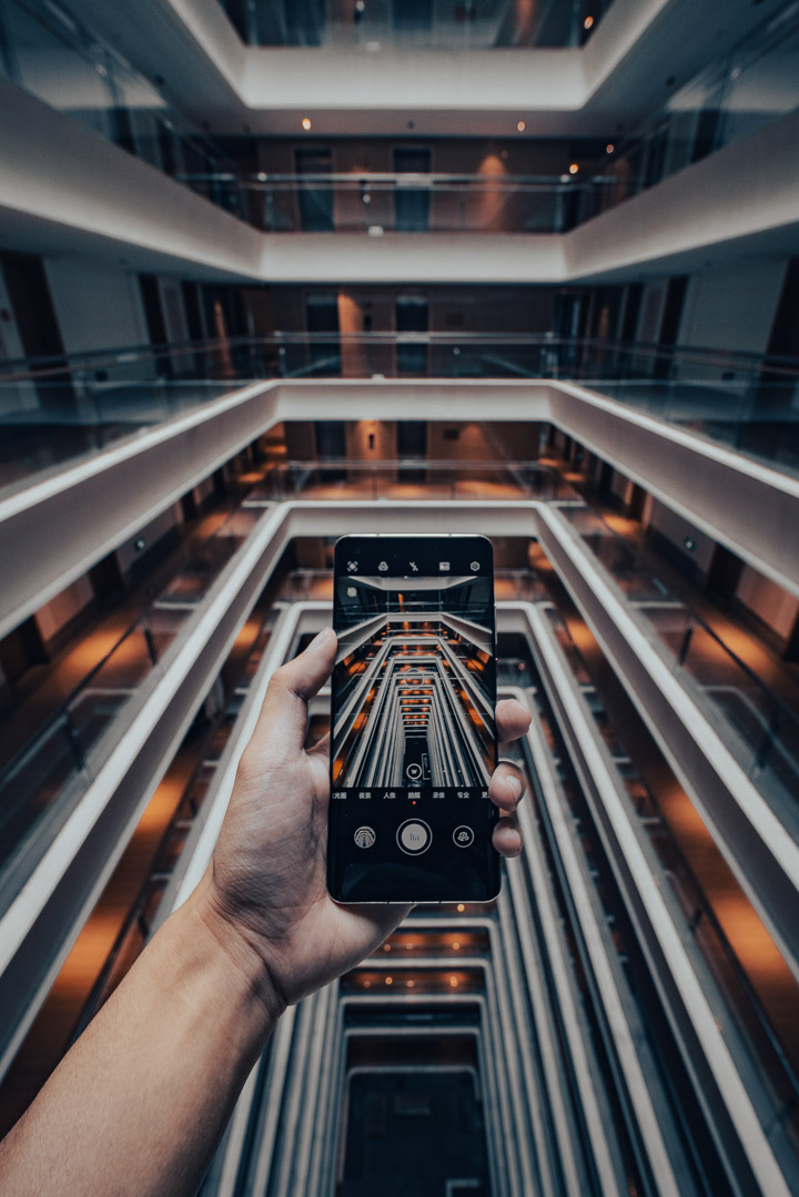 建筑_酒店中庭举手机