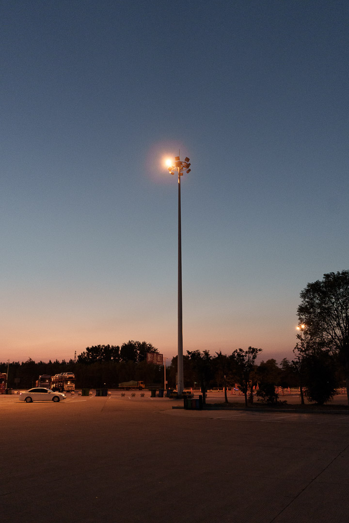 日常随拍_高速服务区蓝调